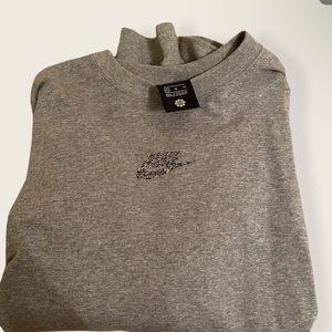 NWOT Gray Nike crewneck, slightly cropped